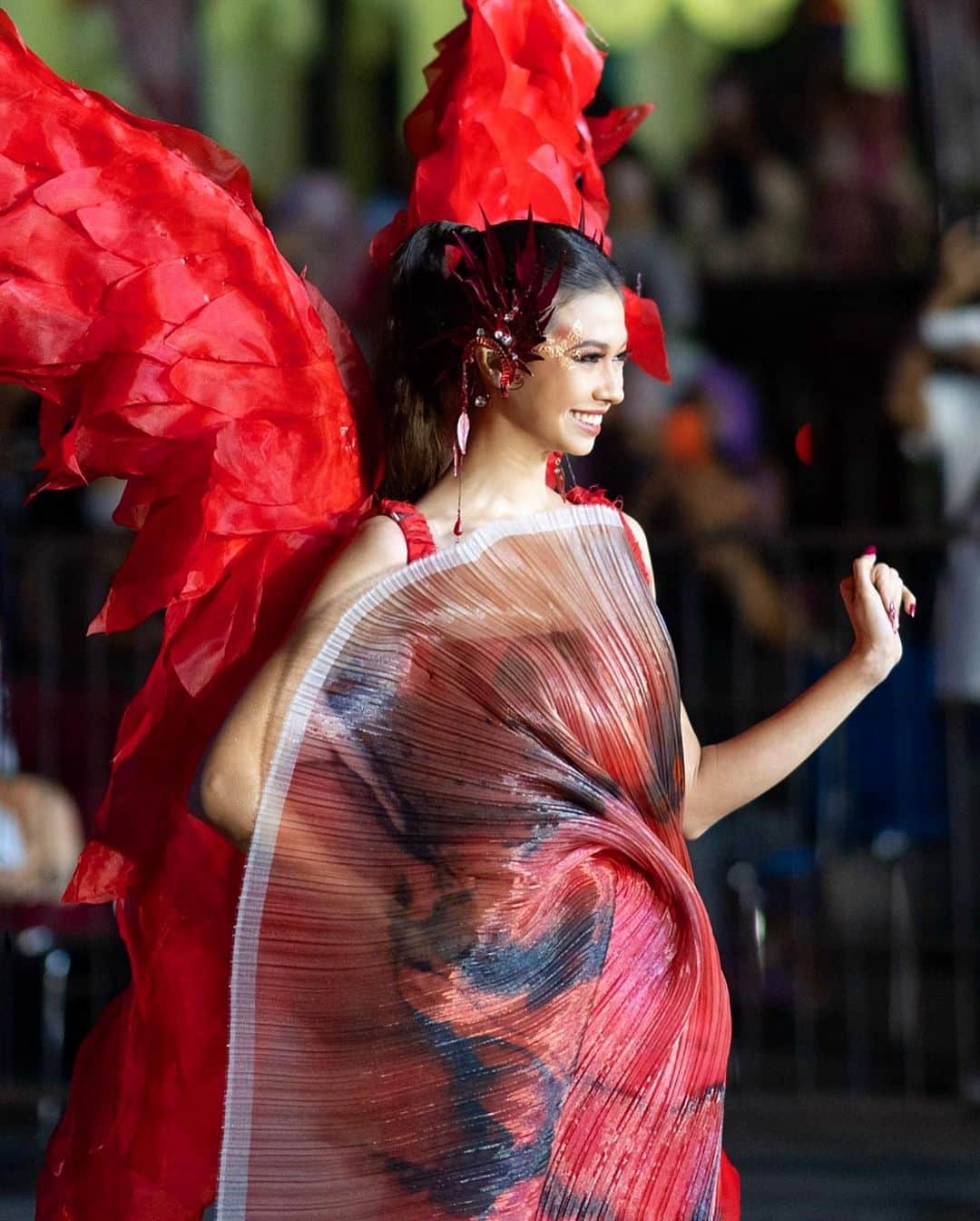 ユキ・カトウさんのインスタグラム写真 - (ユキ・カトウInstagram)「Just like a Phoenix, Yuki Kato took the crowds attention at Jember Fashion Carnaval 2023.」8月10日 23時52分 - yukikt