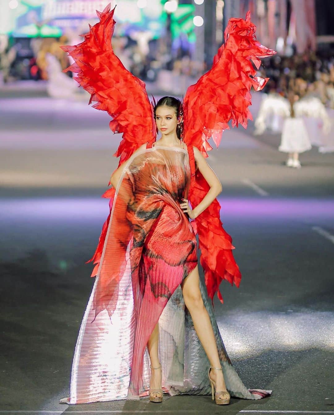 ユキ・カトウさんのインスタグラム写真 - (ユキ・カトウInstagram)「Just like a Phoenix, Yuki Kato took the crowds attention at Jember Fashion Carnaval 2023.」8月10日 23時52分 - yukikt