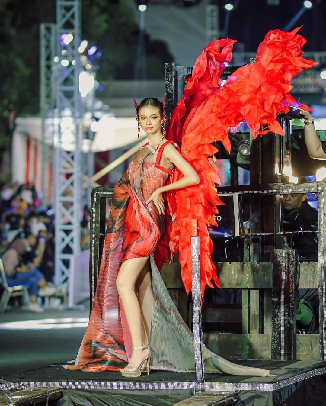 ユキ・カトウさんのインスタグラム写真 - (ユキ・カトウInstagram)「Just like a Phoenix, Yuki Kato took the crowds attention at Jember Fashion Carnaval 2023.」8月10日 23時52分 - yukikt