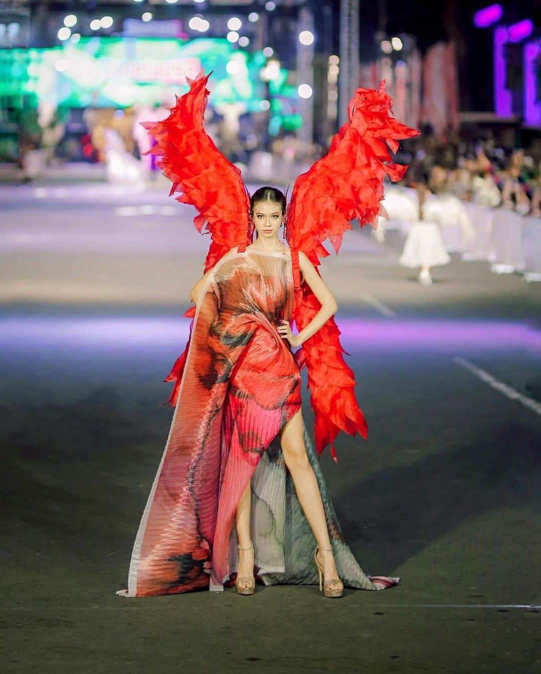 ユキ・カトウのインスタグラム：「Just like a Phoenix, Yuki Kato took the crowds attention at Jember Fashion Carnaval 2023.」