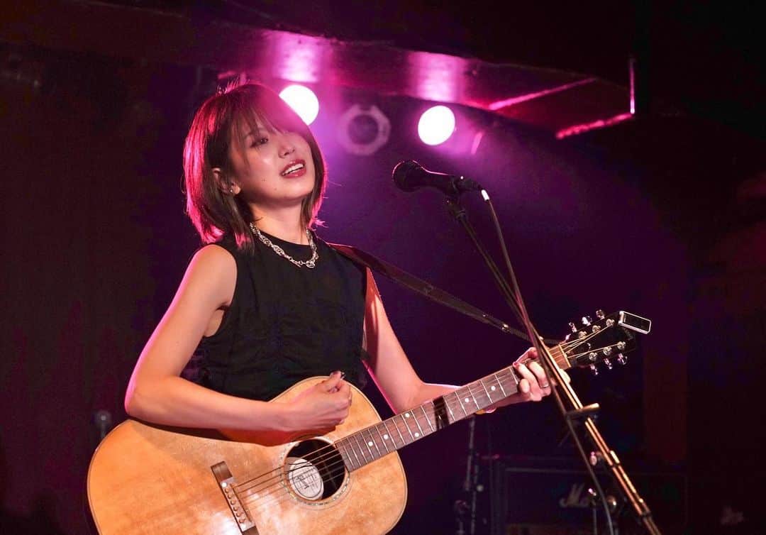 原あやののインスタグラム：「#20230809 #ハグロック at.CHELSEA HOTEL ありがとうございました😸  みんなの顔が良く見える会場 とってもすきだーーー♪  みんなの声が聴ける曲 つくってよかったなーー♪  幸せだったです！ 選んでくださった皆様ありがとうございました🎌  この調子でワンマンがんばろ☺︎  photo by 会場のみなさま  #livephotography#シンガーソングライター#ギター#アコースティックギター#弾き語り#Gibson#singer#singersongwriter」