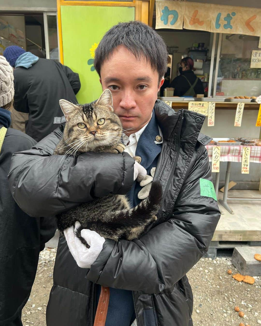 濱田岳のインスタグラム：「トラ🐈 と 六ちゃん🚋  どでんどでーん　どですかでーん  #ドラマ  #季節のない街  #宮藤官九郎 さん  #六ちゃん  #ベーコン 🐈  #disneyplus   #濱田岳」