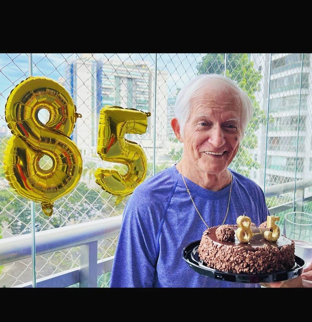 アンジェリカのインスタグラム：「O dia é todo dele. Meu pai, guerreiro!  Nosso exemplo de amor a vida, resiliência, foco, honestidade e determinação! Saúde, saúde, saúde !  Nós te amamos! Vamos celebrar. 🙏🏻 8.5」