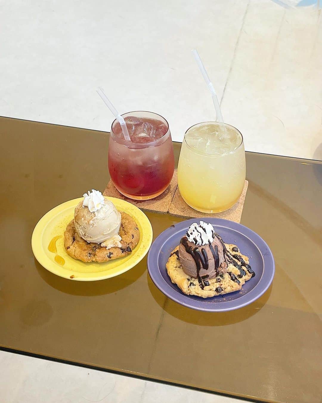 高鶴桃羽のインスタグラム：「🍪ってなんでこんなに美味しいの〜！  #ovgobaker #cafe  #ラフォーレ原宿 #カフェ」