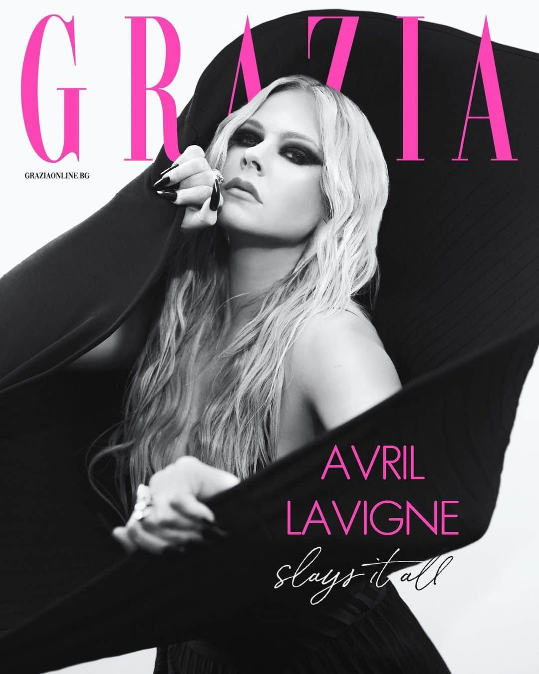 アヴリル・ラヴィーンのインスタグラム：「There’s no doubt that @avrillavigne has been slaying the entertainment industry for the past 20 years. However, the OG queen (of pink, massive hits, and pretty much everything else) has managed to stay true to who she is - an honest, loving, never-taking-herself-too-seriously bona fide superstar. Rest assured that with new music and major fashion moments on the horizon, our digital cover star is ready to slay it all. Once again. Tap the #linkinbio for the full story!  Няма съмнение, че @avrillavigne позволи на думата “slay” да се появи и остане в шоубизнеса. За последните 20 години обаче суперзвездата от ексклузивната ни дигитална корица/OG кралицата (на розовото, големите хитове и всичко останало) не избяга от себе си. И докато на хоризонта чакат нова музика и важни модни моменти, she is ready to slay it all. За пореден път. Tap the #linkinbio, цялата история ще откриете на GRAZIAonline.bg!  Photography: @janaschuessler  Interview: @mitkoandonov  Styling: @lynalyson_  Makeup: @alexisoakley  Hair: @alanaschober  Producer & Photography Assistant: @clairegrisolano  Photography & Production Set Assistant: @emmaherschede  Market Assistant: @kellygoldybrown  Avril’s Creative Manager: @laurenbateshair  Styling Assistants: @hannahhmstonee @trentdegr00t @styledbyrachelo  Production: @greatsocialclub  Set Stylist & Location Contact: @designtonik  PR: @fullcoveragepr」