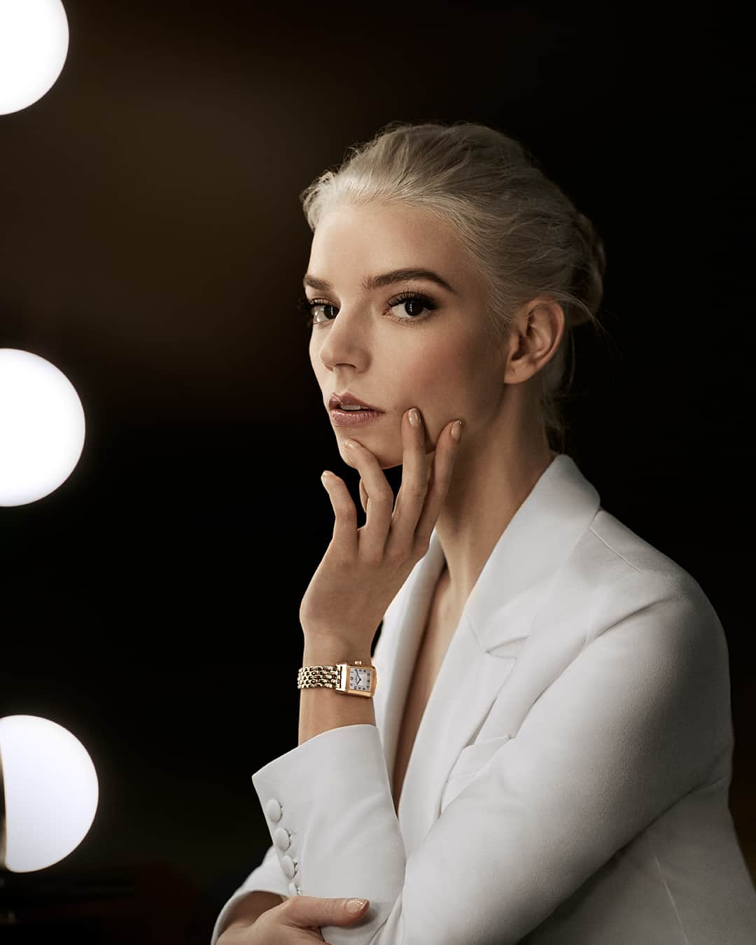 ジャガールクルトのインスタグラム：「Starring Anya Taylor-Joy. #Reverso _ Anya Taylor-Joy @anyataylorjoy Reverso Classic Duetto Designed, made and assembled in our Manufacture _ The captivating Global Ambassador Anya Taylor-Joy reflects on the message behind ‘The Watchmaker of Watchmakers’: “It’s about focus. When you know what you want to do in life, when you have a passion, you don’t give in to distractions. The way I feel about my art – literally, I breathe it. It is this focus that has enabled me to keep learning joyfully.” _ #JaegerLeCoultre #Reverso #TheWatchmakerOfWatchmakers #AnyaTaylorJoy」