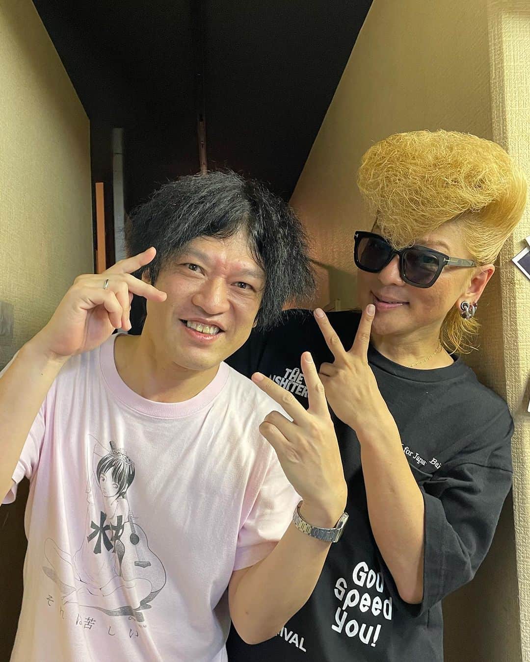のインスタグラム：「2023.8.5柏パルーザ 氣志團・綾小路翔やん。 メンバーとファン「キッシーズ」のパワー全開！ 声帯の再手術により声が出せない団長を全員が全力でサポートした。こんなことができるのは氣志團しかいない。 翔やんのギターもベースもドラムもダンスも素晴らしい。 愛おしい。 いつもライブ会場で会うまちゃさんも！」