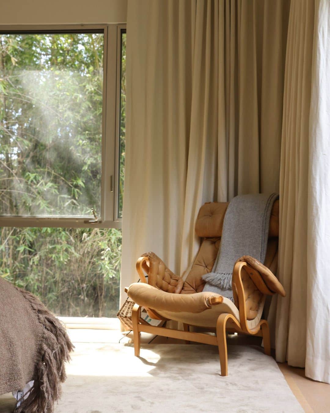 アシュレイ・ティスデイルさんのインスタグラム写真 - (アシュレイ・ティスデイルInstagram)「Bedrooms should feel like a sanctuary. That's why it's important to take your time and really think about the pieces you want to bring in. I was really intentional about the pieces I chose for my bedroom to make it feel comfy, cozy and like a place of rest. So happy with how this room turned out!」8月11日 0時01分 - ashleytisdale