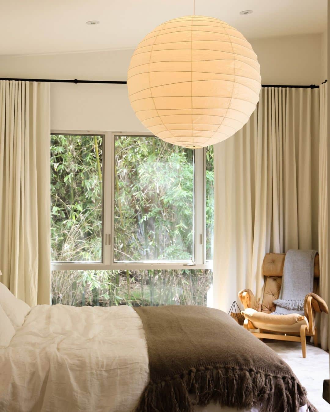 アシュレイ・ティスデイルさんのインスタグラム写真 - (アシュレイ・ティスデイルInstagram)「Bedrooms should feel like a sanctuary. That's why it's important to take your time and really think about the pieces you want to bring in. I was really intentional about the pieces I chose for my bedroom to make it feel comfy, cozy and like a place of rest. So happy with how this room turned out!」8月11日 0時01分 - ashleytisdale