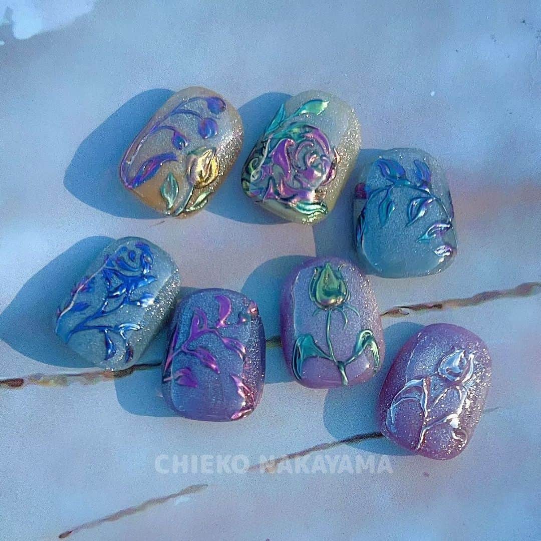 なかやまちえこのインスタグラム：「あきのねいる🍁⠀ ⠀ #nail #nails #nailart #ネイル #美甲 #ネイルアート  #japanesenailart #manucure #japanesenails #manicurist #gelnails #أظافر #네일아트 #미용  #เพ้นท์เล็บ #artedeuñas #เพ้นท์เล็บเจล #ジェルネイルデザイン #ネイルデザイン #nagelkunst #秋ネイル #autumnnail  #ミラーネイル #mirrornails #マグネットネイル #magneticnails @pregel.jp 8月の新色⠀ ※作り方はインスタライブのアーカイブをご覧ください」