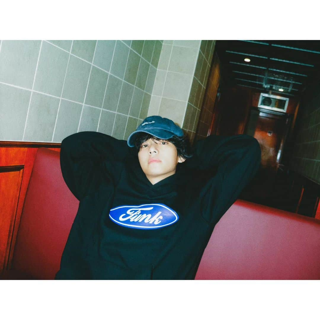 BTSさんのインスタグラム写真 - (BTSInstagram)「#V #뷔 #V_Layover Photo 1」8月11日 0時05分 - bts.bighitofficial