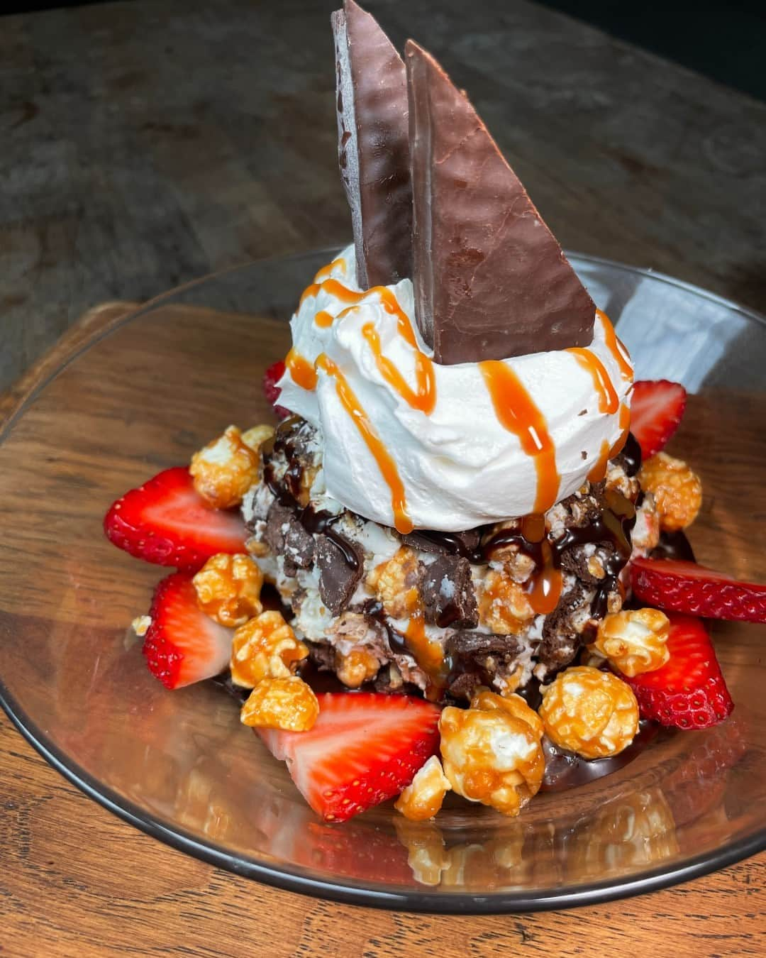 Outback Steakhouseのインスタグラム：「outside: 🌡️ 🔥  Tim Tam Sundae: ❄️🍦」