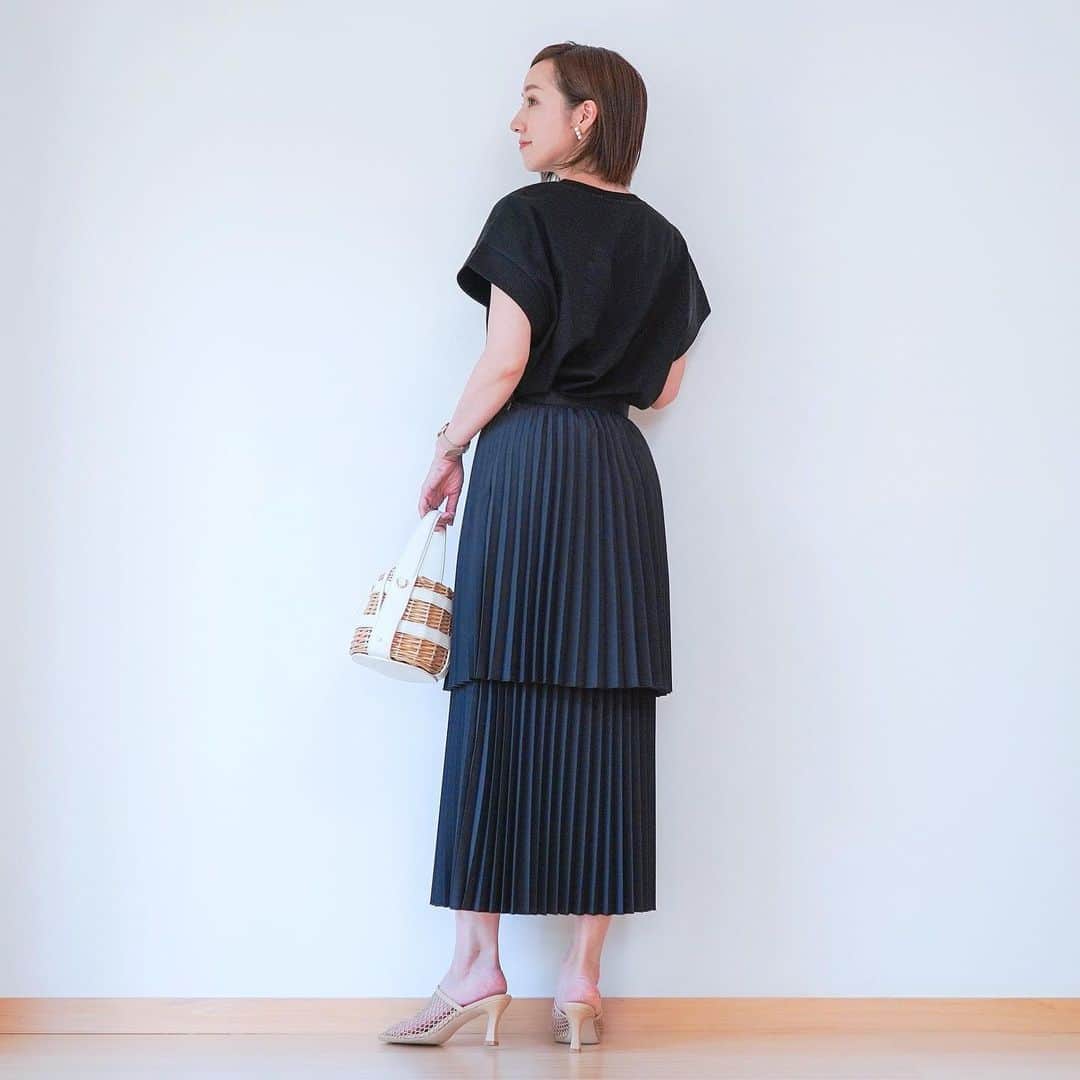 泉マリコさんのインスタグラム写真 - (泉マリコInstagram)「最近好きな @barnyardstorm の2段プリーツスカートで、私には珍しいブラックコーデ😎 個性的なデザインでシンプルコーデのアクセントになるし、ハリのある素材感だから歩いた時にプリーツが綺麗に出るのがお気に入り💕 . @smasell_jp でなんと60%OFFだったのだ‼️ SMASELLは年間200億着以上も捨てられて行くファッションロスの問題を解決するため【お得に買って地球を守る】サスティナブルアウトレットモール🌍 環境に配慮しながらお得に買い物できるのは嬉しい🥹✨ 国内外の3000ブランド以上のファッションアイテムがMAX95%OFFで購入できるそうなので、ぜひチェックして🤝 https://www.smasell.jp/ . お得に買い物できるクーポンコード 【HOdHaf】 使ってみてね🫶 . . #スマセルでお得に買って地球を守る #バンヤードストーム #PR #ブラックコーデ #プリーツスカートコーデ #zaraコーデ #miesrohe #frayid」8月11日 0時18分 - mariko_i0902