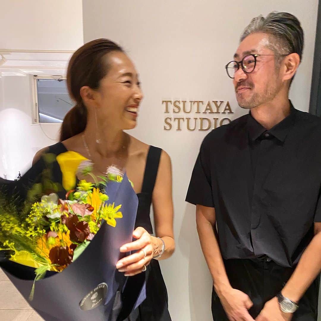 山城葉子さんのインスタグラム写真 - (山城葉子Instagram)「. 蔦谷さん @tsutayadesign  スタジオオープンおめでとうございます。 ミニマムで上質でクリーン、でもどこか大胆で印象に残る、 そんな蔦谷さんらしいとても素敵なお店でした。  10年以上同じ現場でお花とドレスというパートナーでお仕事させて頂き、今もまたそれぞれ新しいブランドを立ち上げ またご一緒させていただけてるご縁。 とても光栄です。 しかも私が尊敬して大好きなモモちゃんのご主人だし！❤︎  これからも宜しくお願いします☺️ オープンおめでとう御座います！  @tsutayadesign  @number5_n5 が提携しているお取引き会場はこちら ・BVLGARI HOTEL ・ACE HOTEL ・QED CLUB ・ 霞山会館」8月11日 0時28分 - yokoyamashiro