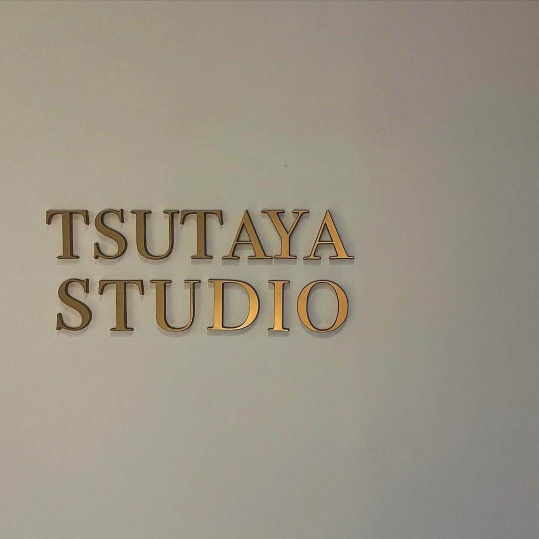 山城葉子さんのインスタグラム写真 - (山城葉子Instagram)「. 蔦谷さん @tsutayadesign  スタジオオープンおめでとうございます。 ミニマムで上質でクリーン、でもどこか大胆で印象に残る、 そんな蔦谷さんらしいとても素敵なお店でした。  10年以上同じ現場でお花とドレスというパートナーでお仕事させて頂き、今もまたそれぞれ新しいブランドを立ち上げ またご一緒させていただけてるご縁。 とても光栄です。 しかも私が尊敬して大好きなモモちゃんのご主人だし！❤︎  これからも宜しくお願いします☺️ オープンおめでとう御座います！  @tsutayadesign  @number5_n5 が提携しているお取引き会場はこちら ・BVLGARI HOTEL ・ACE HOTEL ・QED CLUB ・ 霞山会館」8月11日 0時28分 - yokoyamashiro
