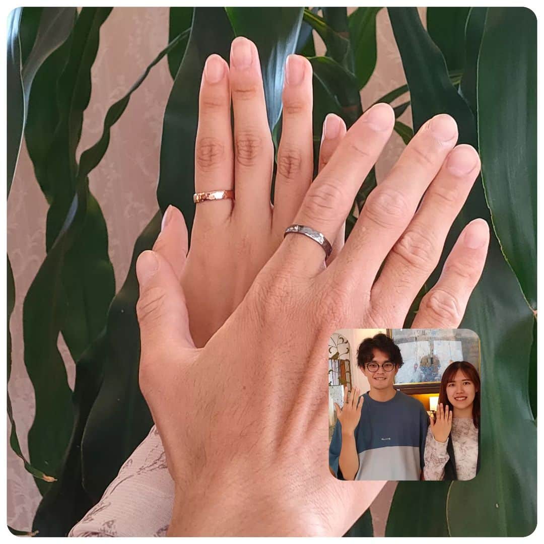 手作り指輪【ジュエリーアウラ】福岡のインスタグラム：「どの指につける？ 手作りペアリング  ✩.*˚フォロミー @jewelry.aura   人差し指の ペアリングを選ぶカップルさんは、  自立心が高く コミュニケーションが 上手なカップルさん。  二人とも行動力が あるので 二人の想い出を たくさん作ってくださいね♡♡  ✩.*˚フォロミー @jewelry.aura」