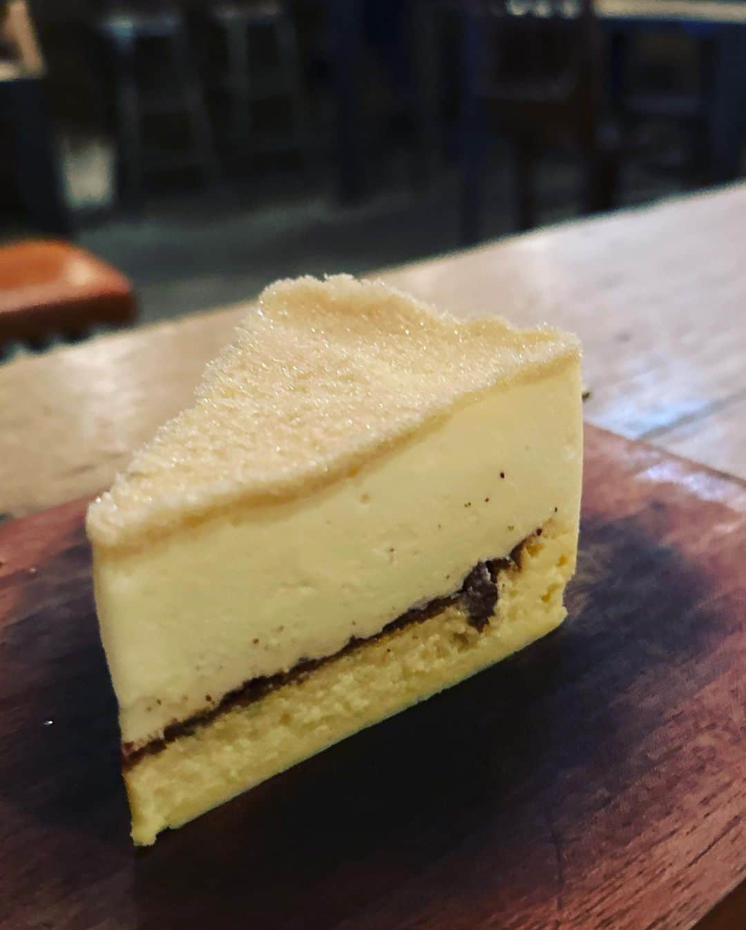 イトウジュン（タイ料理研究家）さんのインスタグラム写真 - (イトウジュン（タイ料理研究家）Instagram)「Cafe Soul Treeのバスクチーズケース🧀 前からインスタでバズってたから気になってた❣️ やっといけたー❣️ なんと黒コショウが付いてくるので途中で味変して驚き  下がバスクチーズケーキ 上はレアチーズ  上の焦がし具合も最高😀  #二子玉川カフェ #バスクチーズケーキ  #cafesoultree  #チーズケーキ  #インスタ映えスイーツ  #カフェ活 #東京カフェ巡り #カフェ部  #カフェ好き  #二子玉川 #二子玉川グルメ  #にこたまカフェ #ブリュレ  #目の前で焼いてくれる」8月11日 0時35分 - junito.13