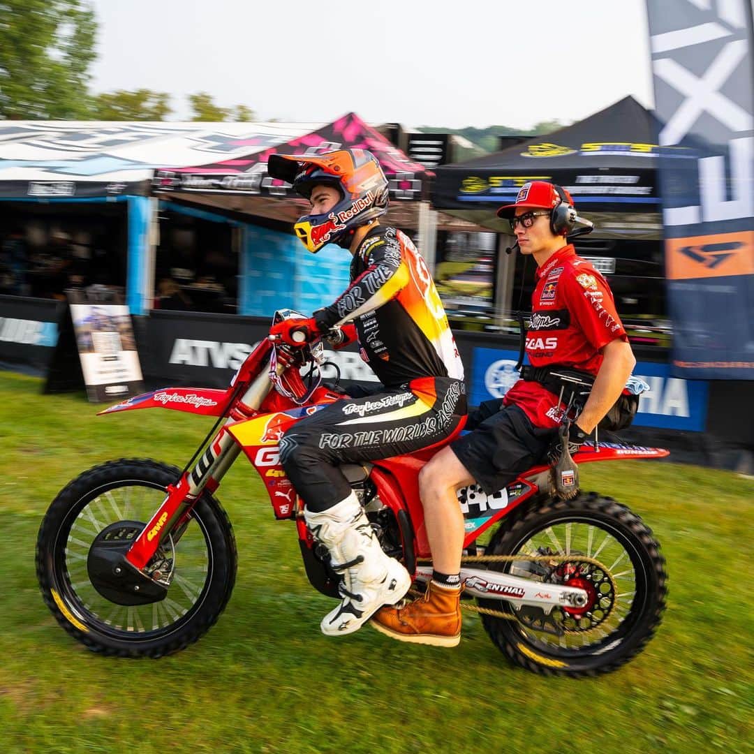 Racer X Onlineのインスタグラム：「Caden Braswell has a new ride! After his fill-in deal with Troy Lee Designs/Red Bull GasGas expired, HBI Racing Kawasaki (which also picked up Ty Masterpool earlier this year) signed the rookie to a deal for the rest of the Pro Motocross Championship and the three SuperMotocross Playoff rounds. Look for Braswell on a KX250 this weekend at Unadilla @promotocross Photos @align.with.us #ProMotocross」