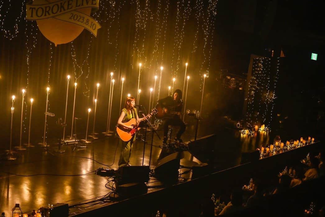 家入レオさんのインスタグラム写真 - (家入レオInstagram)「「Häagen-Dazs Presents  TOROKE LIVE」🍨🌙in Billboard YOKOHAMA   ircleの仲道良さんとのアコースティック編成でお届けしました。  1 未完成 2 君がくれた夏 3チョコレート 4 M ※PRINCESS PRINCESSカバー 5 Overflow 6 シューティングスター  💄@choooome  👕@yuikurose  📸 Yuki Kawamoto  #haagendazs #ハーゲンダッツ #billboard #alexandros #川上洋平#ao #家入レオ」8月11日 0時51分 - leoieiri