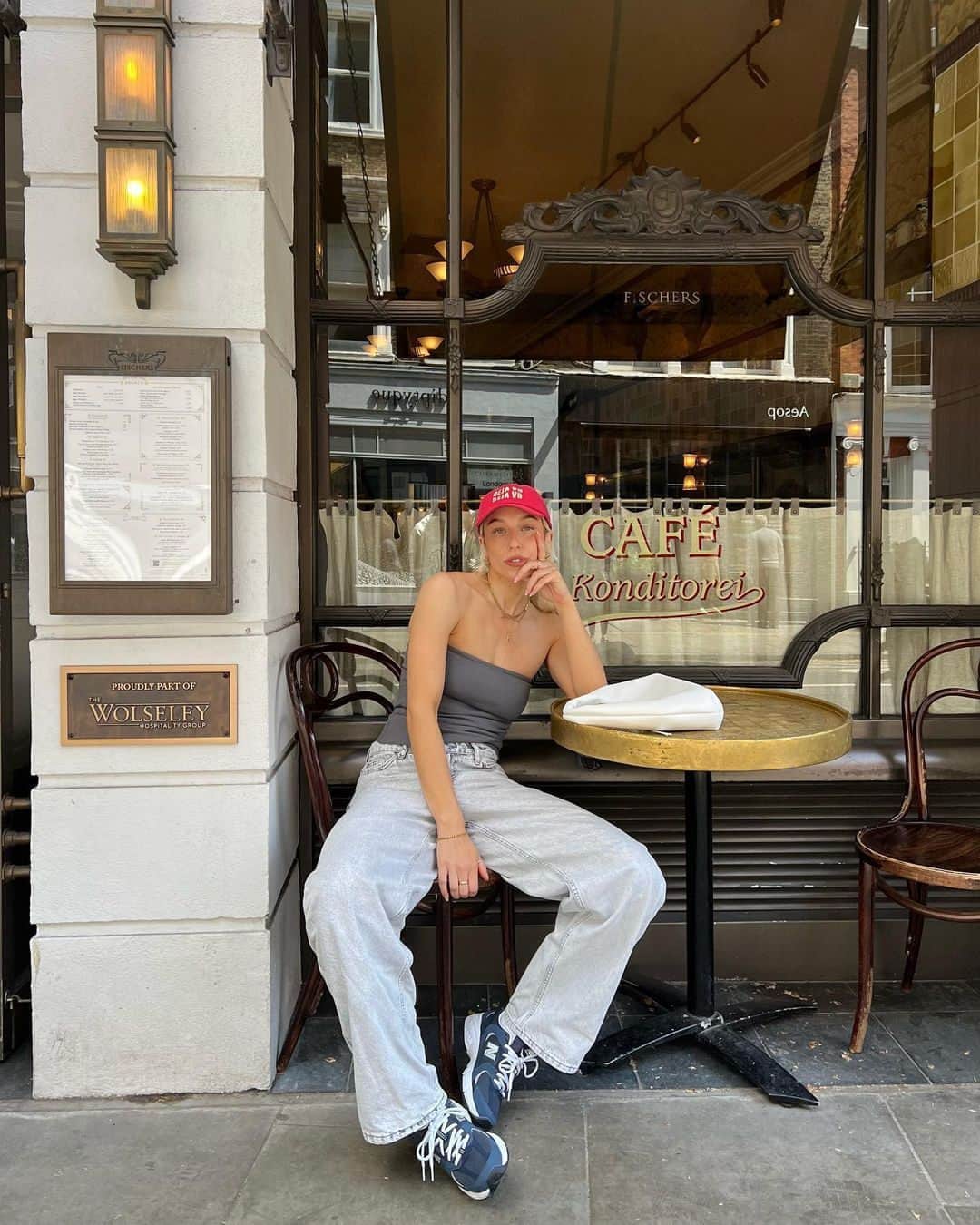 ASOSさんのインスタグラム写真 - (ASOSInstagram)「Fueled by coffee & sneaks 👟 @yourgirlkatelauren [she/her] knows what’s kickin' 💙  New Balance 530 in navy [129071635]」8月11日 1時00分 - asos