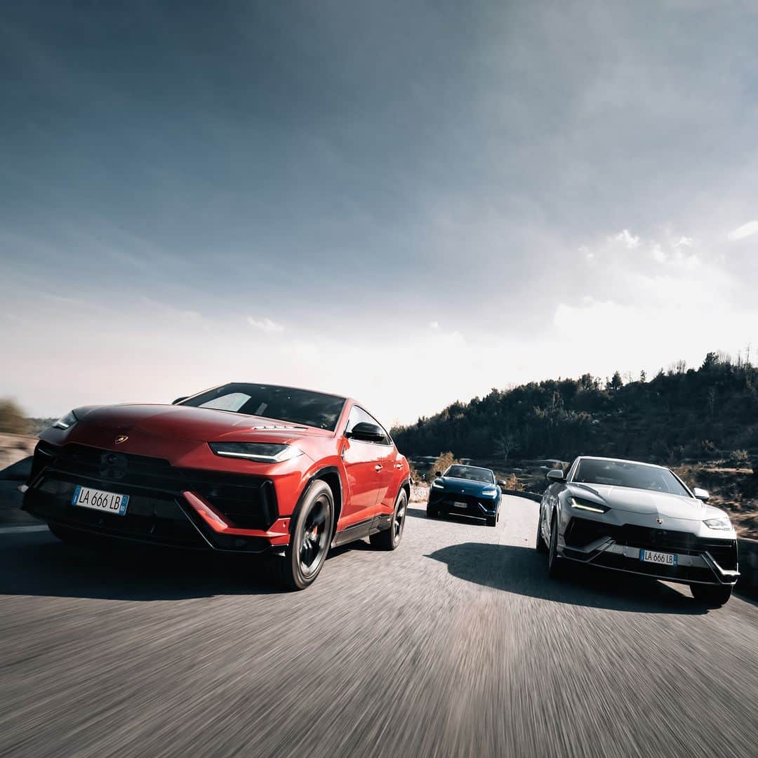 ランボルギーニのインスタグラム：「No matter where you travel, you’ll always do it with style with Urus S. Experience the next level of driving and performance aboard our Super SUV.  #Lamborghini #UrusS #ForBarRaisersOnly  __ Urus S: fuel consumption combined: 14,1 l/100km (WLTP); CO2-emissions combined: 320 g/km (WLTP)」