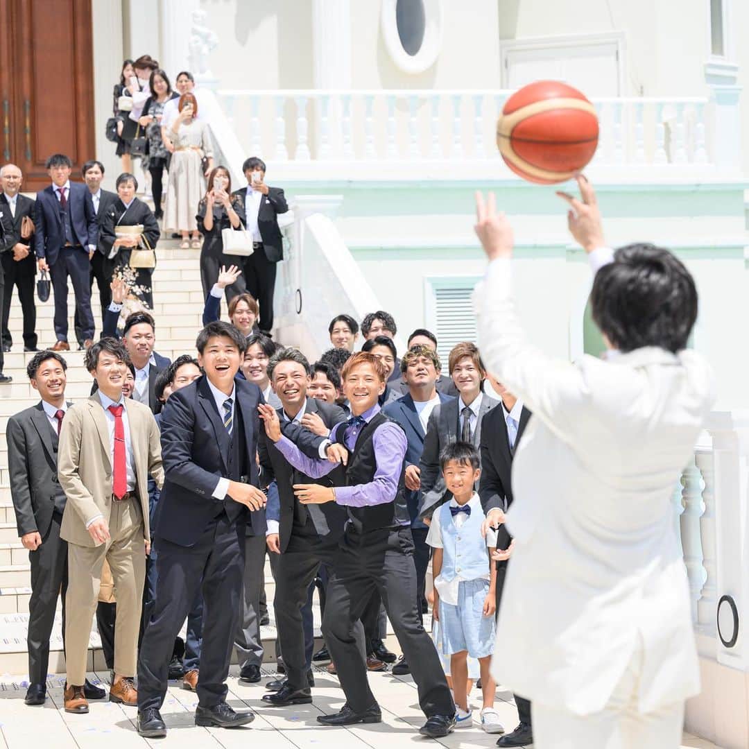 アートグレイスウエディングコースト大阪さんのインスタグラム写真 - (アートグレイスウエディングコースト大阪Instagram)「・ アフターセレモニー🔔❤️  挙式後は、真っ青な空の下で フラワーシャワー！  「おめでとう！」 「幸せになってね！」 そんな声が飛び交う　幸せいっぱいのお時間。  そして、フラワーシャワーの後は ゲストの皆様と楽しめるイベントタイム✨  幼い頃からバスケットボールをされているご新郎様は バスケットボールトスを🏀 男性ゲストも大盛り上がりでした♪  新婦様側はというと、 ブーケトスと見せかけて...  新婦様が向かった先は、 新婦お兄様の婚約者様の元。  なんと！新婦お兄様からサプライズプロポーズ🌹  見事大成功で、 その場に居る全員でお祝い🥂 幸せの輪が広がった瞬間でした！♡  ＿＿＿＿＿＿＿＿＿＿＿＿＿＿＿＿＿＿＿＿＿＿＿＿  ▼ブライダルフェアのご予約はTOPページURL もしくはDMより、ベストレート保証でご案内いたします  @art_grace_wedding_coast  ＿＿＿＿＿＿＿＿＿＿＿＿＿＿＿＿＿＿＿＿＿＿＿＿  #アフターセレモニー #フラワーシャワー #大階段 #ブーケトス #バスケットボールトス #サプライズプロポーズ  #サプライズ演出」8月12日 20時00分 - art_grace_wedding_coast