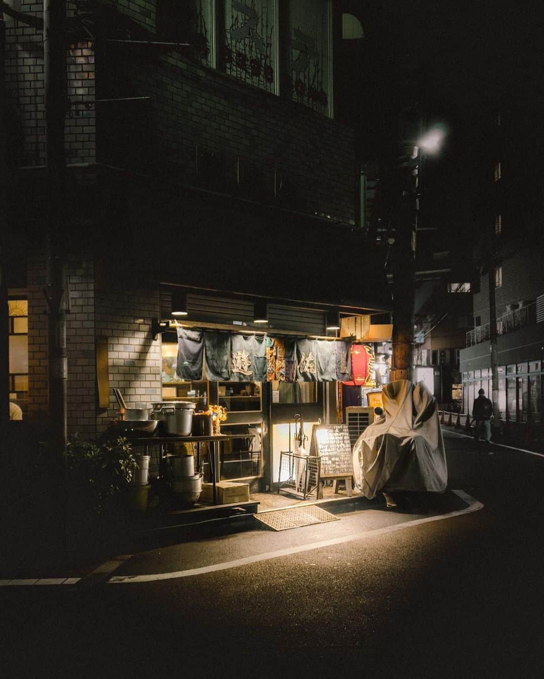 appleさんのインスタグラム写真 - (appleInstagram)「"There is an atmosphere at night that cannot be felt in the daytime." #ShotoniPhone by Takashi Y. @tanco3.snap」8月11日 1時02分 - apple
