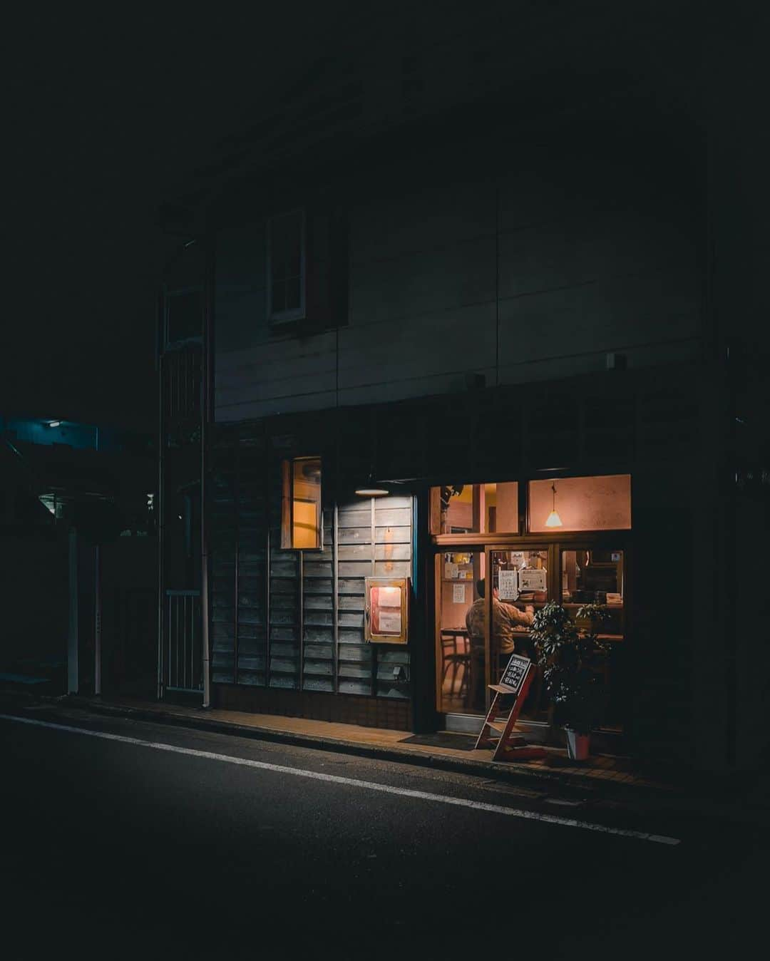 appleのインスタグラム：「"There is an atmosphere at night that cannot be felt in the daytime." #ShotoniPhone by Takashi Y. @tanco3.snap」