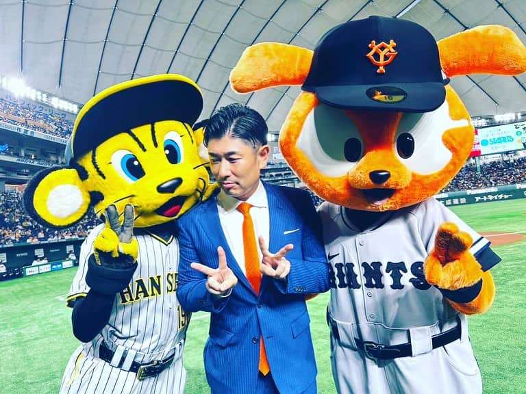 高橋大輔さんのインスタグラム写真 - (高橋大輔Instagram)「対タイガース3連戦は悔しい結果になりました‥  多数のご来場、熱い応援ありがとうございました😌  明日からは、東京ドームで大事な大事な対ベイスターズ3連戦が始まります⚾️  昨日、一昨日はトラッキーとタイガースガールズの皆さんがドームに来てくださいました🐯  トラッキーはとても礼儀正しくて素敵なマスコットでした😉ちょっと距離近い時あったけど（笑）  イニング間やパフォーマンスで盛り上げていただきありがとうございました✨  本日のレジェンズシート解説は岡崎郁さん😊  さぁ、切り替えて3連勝いきましょう！！！  また明日も東京ドームでお待ちしております🎤  #読売ジャイアンツ #ジャイアンツ #東京ドーム #伝統の一戦 #トラッキー #ジャビット #マスコット #レジェンズシート #岡崎郁さん #スタジアムmc #髙橋大輔 #高橋大輔」8月11日 1時07分 - daisuke_72