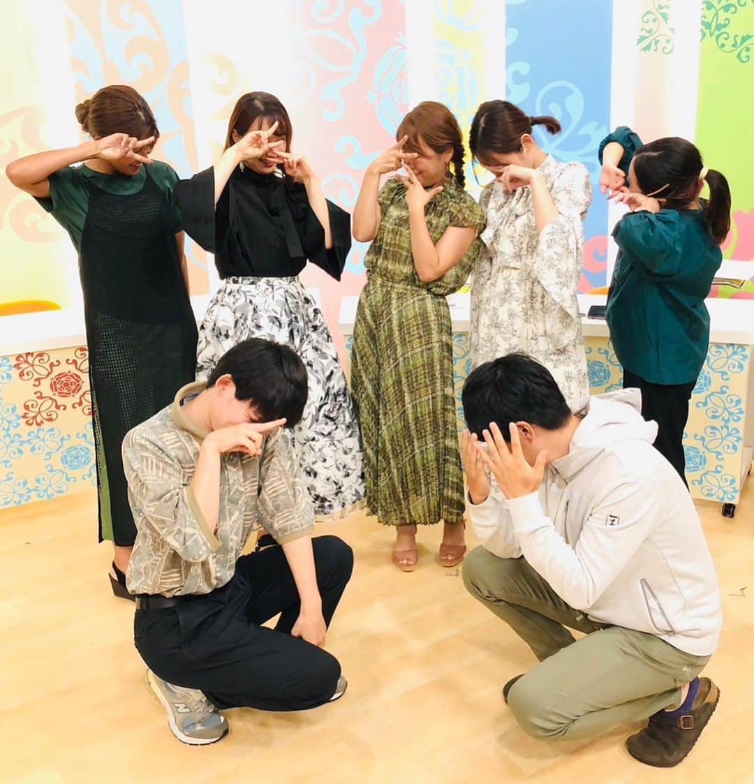 滝香織さんのインスタグラム写真 - (滝香織Instagram)「. . よるマチ！の衣装は #lounie のセットアップ✨ @lounie_jp   #ワンピース に見えて、実は#ブラウス と#スカート 別れてるんです。  ちなみに、この謎のポーズは、最近、顔を隠すポーズが流行ってるってことで、みんなでやってみました😁 ちなみに、2枚目は、昭和のピースで📸 豊福ちゃんの指が長い！  ヘアスタイルは、素敵な編み込み三つ編みスタイル✨ @coco_rubis   #ファッション #コーデ」8月11日 1時12分 - kaorin_taki