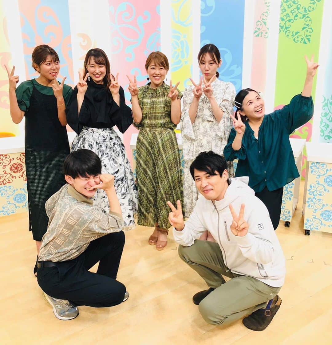 滝香織さんのインスタグラム写真 - (滝香織Instagram)「. . よるマチ！の衣装は #lounie のセットアップ✨ @lounie_jp   #ワンピース に見えて、実は#ブラウス と#スカート 別れてるんです。  ちなみに、この謎のポーズは、最近、顔を隠すポーズが流行ってるってことで、みんなでやってみました😁 ちなみに、2枚目は、昭和のピースで📸 豊福ちゃんの指が長い！  ヘアスタイルは、素敵な編み込み三つ編みスタイル✨ @coco_rubis   #ファッション #コーデ」8月11日 1時12分 - kaorin_taki