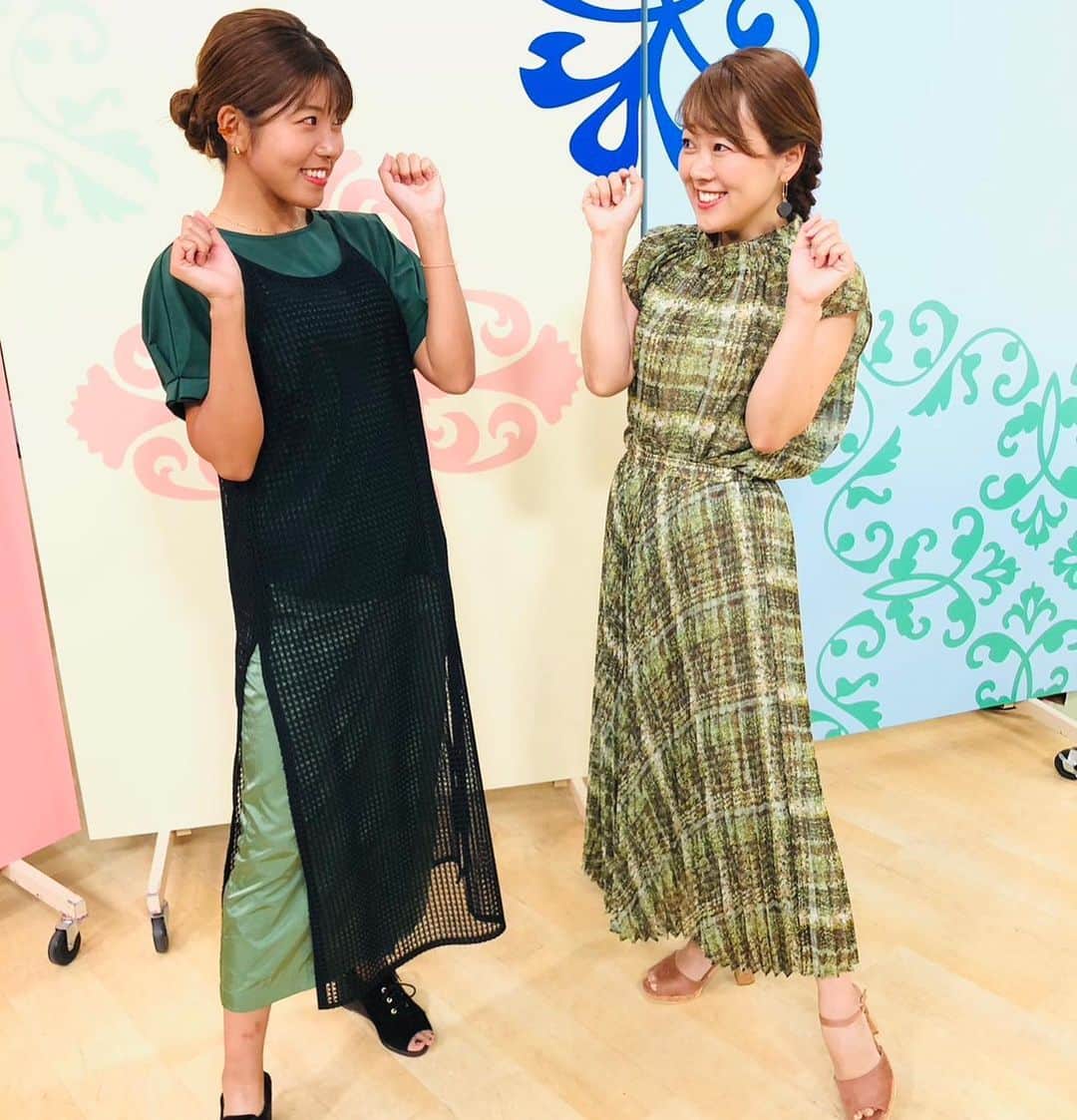 滝香織さんのインスタグラム写真 - (滝香織Instagram)「. . よるマチ！の衣装は #lounie のセットアップ✨ @lounie_jp   #ワンピース に見えて、実は#ブラウス と#スカート 別れてるんです。  ちなみに、この謎のポーズは、最近、顔を隠すポーズが流行ってるってことで、みんなでやってみました😁 ちなみに、2枚目は、昭和のピースで📸 豊福ちゃんの指が長い！  ヘアスタイルは、素敵な編み込み三つ編みスタイル✨ @coco_rubis   #ファッション #コーデ」8月11日 1時12分 - kaorin_taki