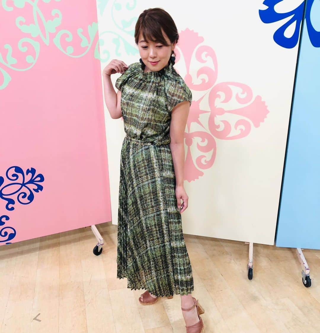 滝香織さんのインスタグラム写真 - (滝香織Instagram)「. . よるマチ！の衣装は #lounie のセットアップ✨ @lounie_jp   #ワンピース に見えて、実は#ブラウス と#スカート 別れてるんです。  ちなみに、この謎のポーズは、最近、顔を隠すポーズが流行ってるってことで、みんなでやってみました😁 ちなみに、2枚目は、昭和のピースで📸 豊福ちゃんの指が長い！  ヘアスタイルは、素敵な編み込み三つ編みスタイル✨ @coco_rubis   #ファッション #コーデ」8月11日 1時12分 - kaorin_taki