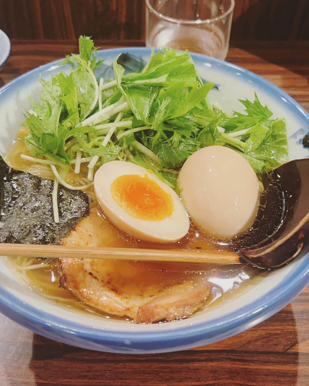 内田恭子のインスタグラム：「こんばんは。  20時過ぎてのカウンターでのラーメン。罪悪感が魅力的すぎる。  #ラーメン  #男子ママ  #ハマりそう  #お腹いっぱい  #内田恭子  #kyokouchida」