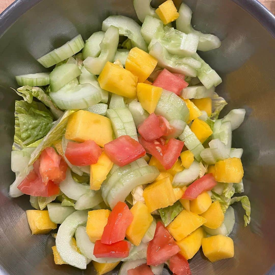 スーザン・ルッチのインスタグラム：「WinWinWin!!! Heart-healthy! Low calorie! Hydrating! About to mix this fabulous all organic salad of romaine, cucumber, tomato and mango with citrus vinaigrette dressing!  Adding sprinkle of chopped walnuts and sliced avocado, when plated… YumYumYum!!!💃🏽💃🏽💃🏽」