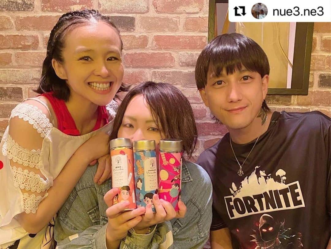 misoNosukeさんのインスタグラム写真 - (misoNosukeInstagram)「. . 類は友を呼ぶ＝皆、良い人！ ミカリンのみならず  misoNosukeまで愛して下さり こちらこそ有り難うございます…  ↓  #Repost @nue3.ne3 with @use.repost  フラフェス🎉2日目は 特大すぎるサプライズゲストでした！  @nosukedrummer さん @az__japan さん  misonoさん 👏👏👏 まさかの弊社のお祝いの為だけに駆けつけて歌ってくださいました！！！  @mikarin.matsukubo が 幸せそうだった！笑  しかもmisoNosukeさんのチャリティーグッズをいただきました✨️  ありがとうございます😭💕ちなみにこのお茶、身体に良いブレンドなのは勿論のこと  売り上げの一部が犬猫ちゃんや子供達、福祉の施設に寄付されるそうです…  misoNosukeさん＆AZさんが登場するドッキリからのライブも大成功で  主役も関係者も元気もらいました😍😍😍久々にお2人に会えて嬉しかったです✨️  本当にありがとうございました！ @beautytea_official @tsukaneko222 @tomiko_matsuba   #misono さん #Nosuke さん #AZ さん #サプライズ #シークレットゲスト  #misoNosuke #スフレの恩返し　 #芯身美茶 #犬猫保護 #チャリティー #支援  #ライブも #ありがとうございました #お写真も #お茶も #いただきました #素敵な時間でした」8月11日 1時29分 - misono_koda_official