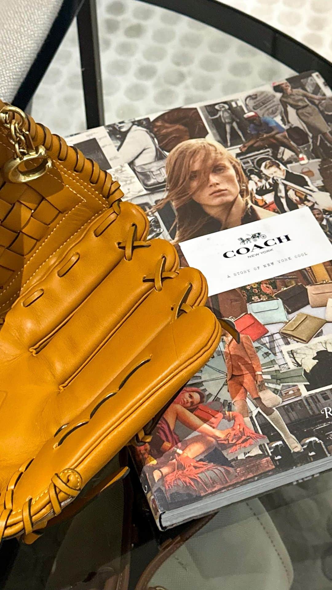 コーチのインスタグラム：「Bet you didn’t know where we got the inspiration for our gorgeous leather. Hint: ⚾️ #CoachNY #Leather #Fashion」