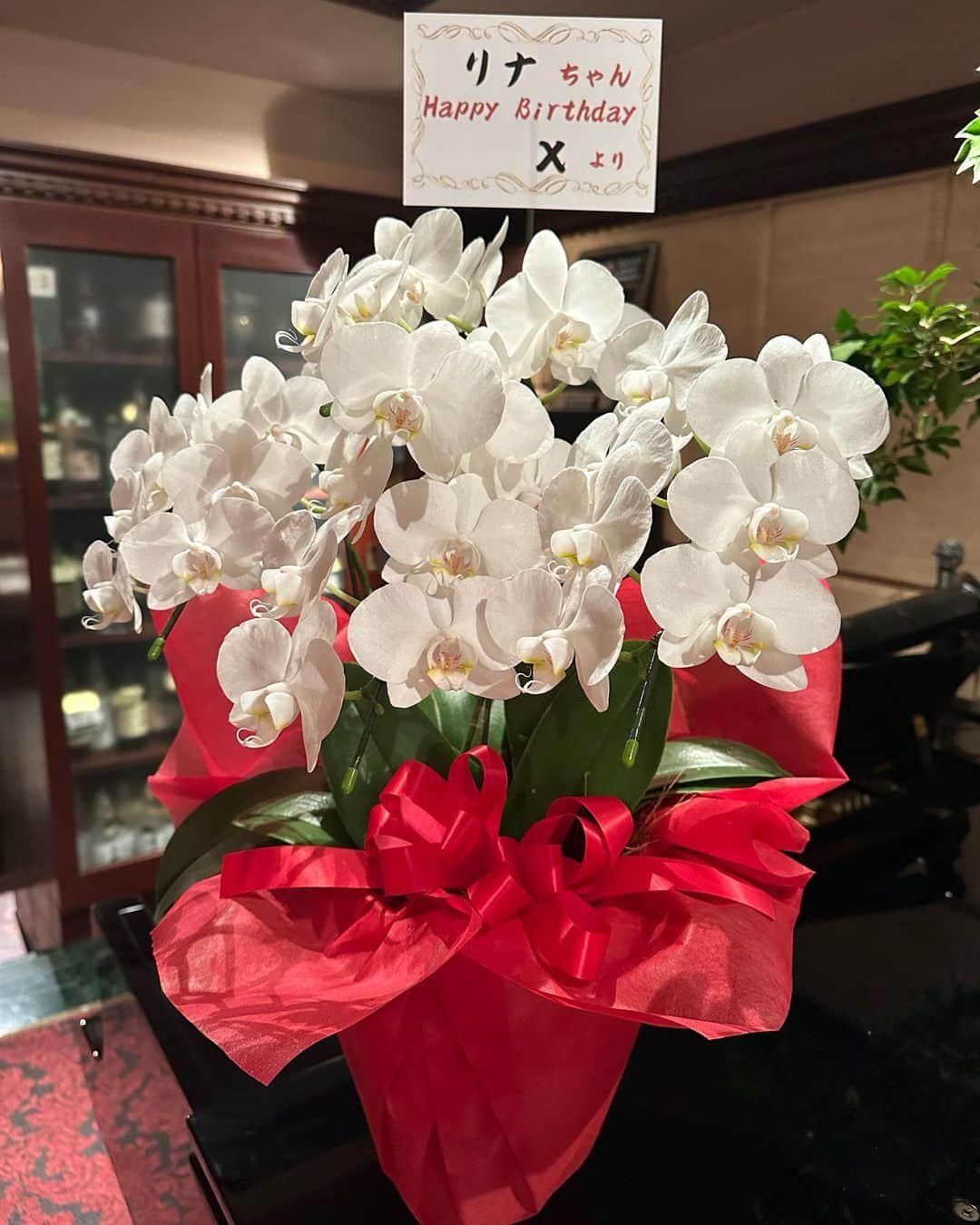 田中里依奈さんのインスタグラム写真 - (田中里依奈Instagram)「. 記録用Post 少し早いバースデー🎂 お陰様でバースデーイベント、無事に終わりました✨ とてもとても、お世話になりました🙏 感謝の気持ちでいっぱいです☺️ 最初はほとんどお酒が飲めなかったのに、5年で少しだけ強くなりました🥂 皆さんあったかくて楽しいお店です🥰 ちなみに、ややこしいけどお店の名前は「りな」です😅 お盆の帰省は、台風の様子を見て考え中🤔 お盆明けか、月末前後に帰るのズラそうかなぁ➰ 🌀 . #バースデーイベント#バースデー #本当は15日が誕生日 #8月生まれ #誕生日#誕生日イベント#記録用#ありがとうございました」8月11日 1時33分 - riina_tanaka