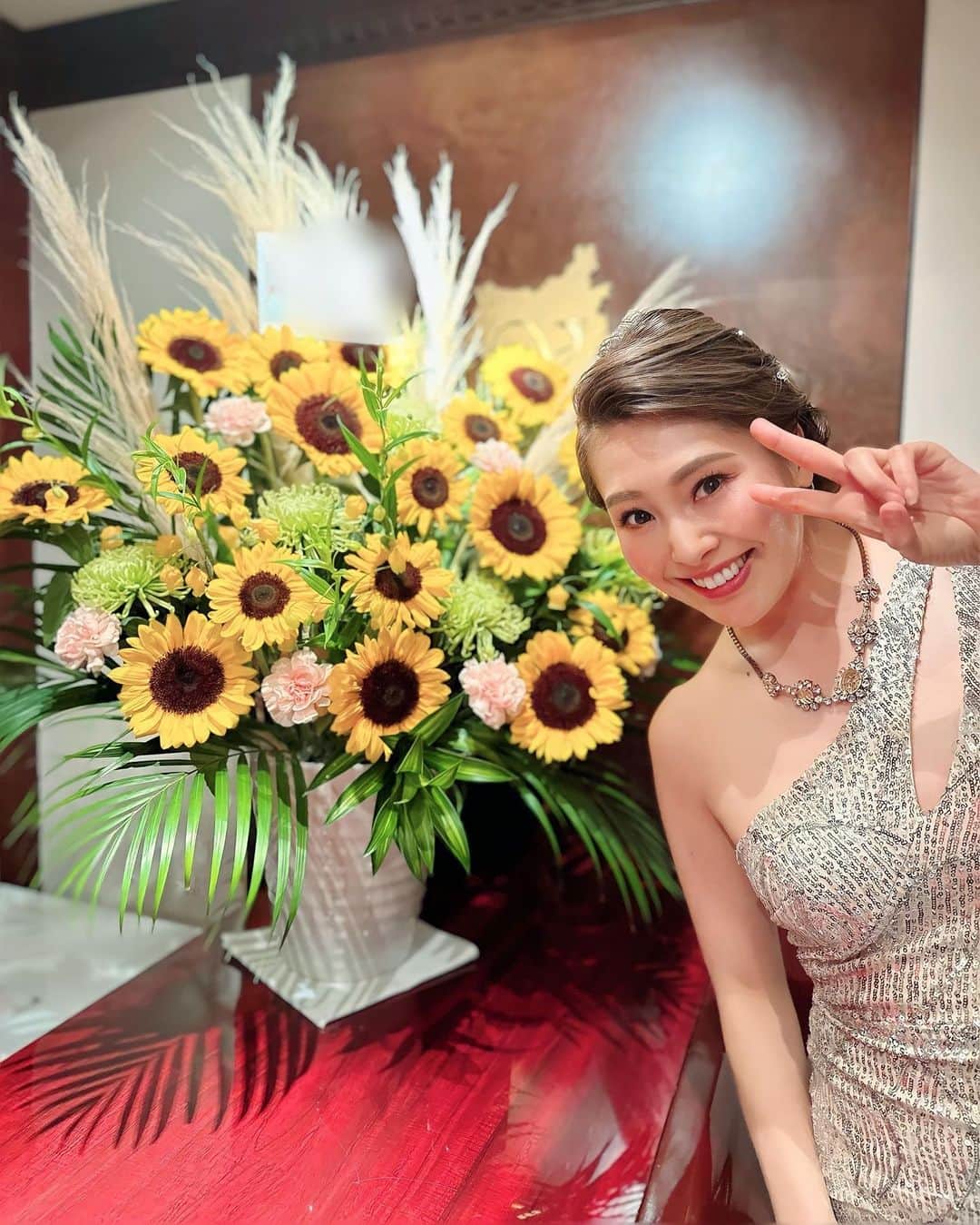 田中里依奈さんのインスタグラム写真 - (田中里依奈Instagram)「. 記録用Post 少し早いバースデー🎂 お陰様でバースデーイベント、無事に終わりました✨ とてもとても、お世話になりました🙏 感謝の気持ちでいっぱいです☺️ 最初はほとんどお酒が飲めなかったのに、5年で少しだけ強くなりました🥂 皆さんあったかくて楽しいお店です🥰 ちなみに、ややこしいけどお店の名前は「りな」です😅 お盆の帰省は、台風の様子を見て考え中🤔 お盆明けか、月末前後に帰るのズラそうかなぁ➰ 🌀 . #バースデーイベント#バースデー #本当は15日が誕生日 #8月生まれ #誕生日#誕生日イベント#記録用#ありがとうございました」8月11日 1時33分 - riina_tanaka