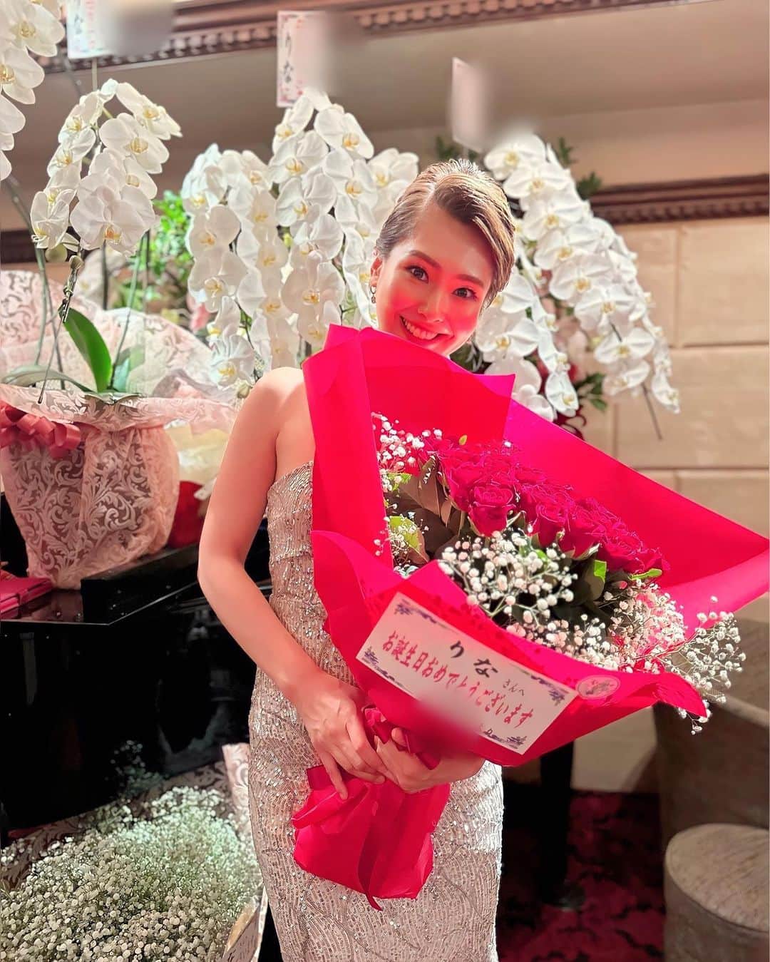 田中里依奈のインスタグラム：「. 記録用Post 少し早いバースデー🎂 お陰様でバースデーイベント、無事に終わりました✨ とてもとても、お世話になりました🙏 感謝の気持ちでいっぱいです☺️ 最初はほとんどお酒が飲めなかったのに、5年で少しだけ強くなりました🥂 皆さんあったかくて楽しいお店です🥰 ちなみに、ややこしいけどお店の名前は「りな」です😅 お盆の帰省は、台風の様子を見て考え中🤔 お盆明けか、月末前後に帰るのズラそうかなぁ➰ 🌀 . #バースデーイベント#バースデー #本当は15日が誕生日 #8月生まれ #誕生日#誕生日イベント#記録用#ありがとうございました」
