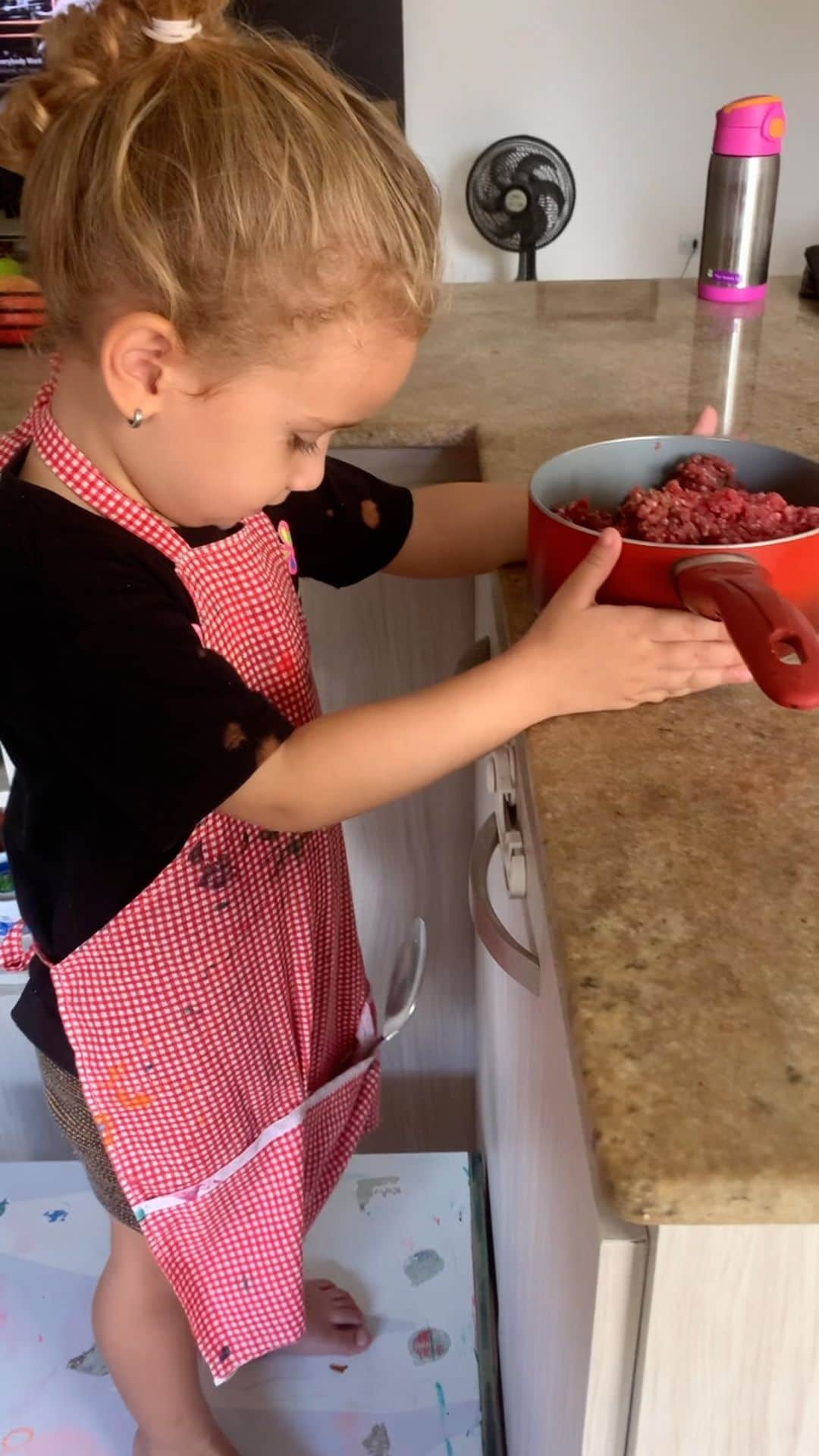 ヤネ・マルケスのインスタグラム：「No #tbt de hoje, Chef Maya vai ensinar uma receitinha…👩🏼‍🍳  Quem não sabe fazer um hambúrguer gostosinho, pode acompanhar esse tutorial! 🍔」