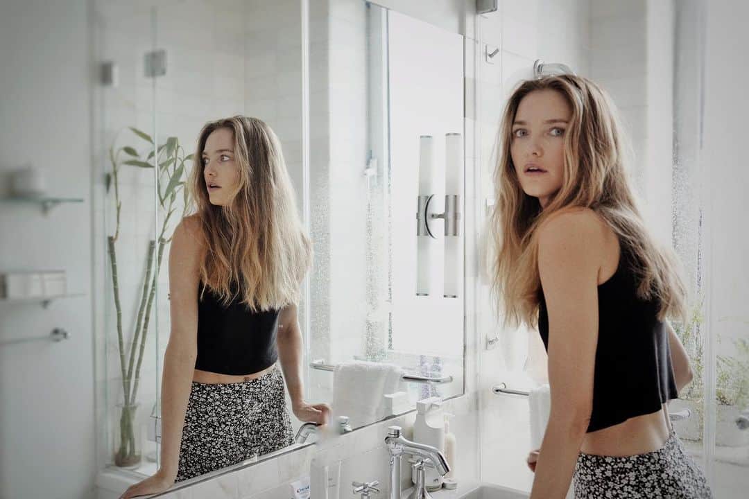 ヴラダ・ロスリャコヴァのインスタグラム：「Mirror mirror do I look like a painting on the wall?➡️  A moment caught by @nina.b.b」