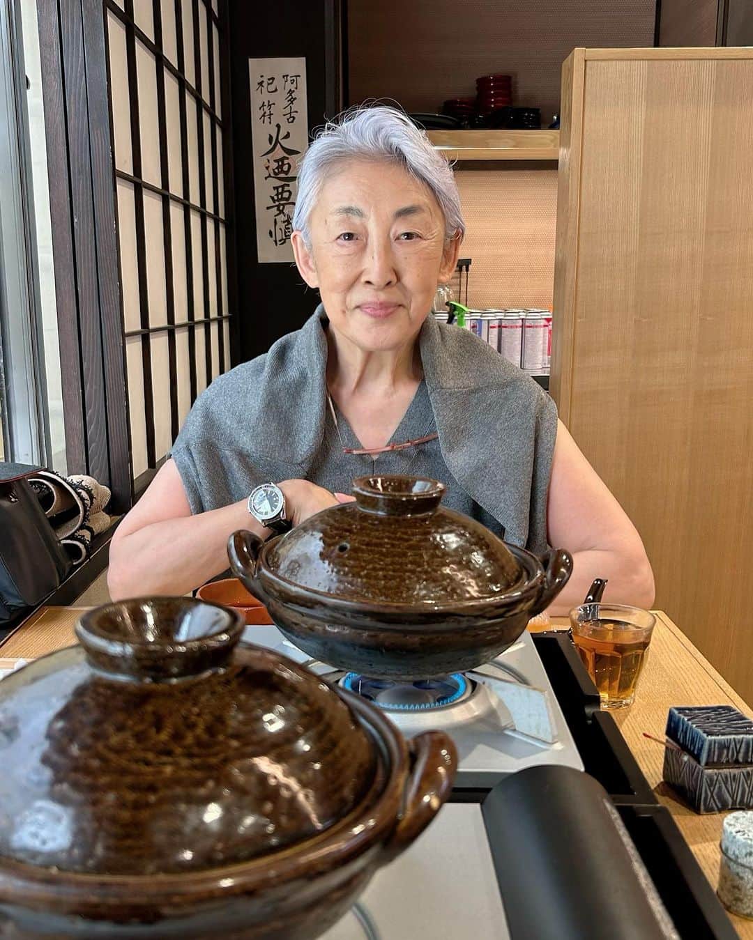 真藤舞衣子のインスタグラム：「毎年恒例の母とのバースデー旅行！ 初日、夜があるのでお昼は軽く、普段は夜和食だとお昼は大抵大好きなスパイスものかバインミーなどにするのですが、母が苦手なので　@taka_stroller.pr が 前におすすめしてくれた錦にある湯葉専門店　@senmaruya_kyoto_yuba さんに併設している湯葉鍋にしました。  季節限定の鱧湯葉鍋はたっぷり入っていて、さっぱりと昆布出汁や梅酢などでいただき、湯葉の炊き込みご飯にも湯葉がたっぷりで食感も良く、しかもヘルシー！ 次回は定番のとりつくね食べたいな。  食後にてくてく歩くと猛烈な暑さ、ちょうど並びにイノダコーヒーがあるので、ホットではなく珍しくコーヒーフロートを。 そういえば朝は道中で　@takei_fruitsfarm のシャインマスカットなどをいただきました、本当に美味しい。。  #マイマイ京都 #母娘旅  #しばらくこの投稿が続きます」