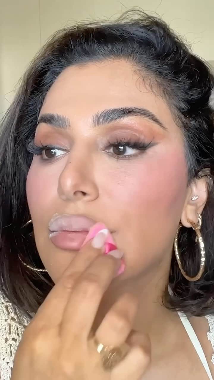 Huda Kattanのインスタグラム：「Psst, here’s the secret to keeping your lip look intact on vacay: Baking! 🏖️  Here’s the DL: 🌴 Line & fill using Lip Contour 2.0 in ‘Warm Brown’ & ‘Pinky Brown’ 🌴 Tidy up the edges with #FauxFilterFoundation Stick  🌴 Set with #EasyBakeLoosePowder for extended wear 🌴 Finish with #SilkBalmIcy Lip Gloss or your go-to gloss!  Now your lips are all set, whether it’s sightseeing or soaking up the sun! 🌆☀️」