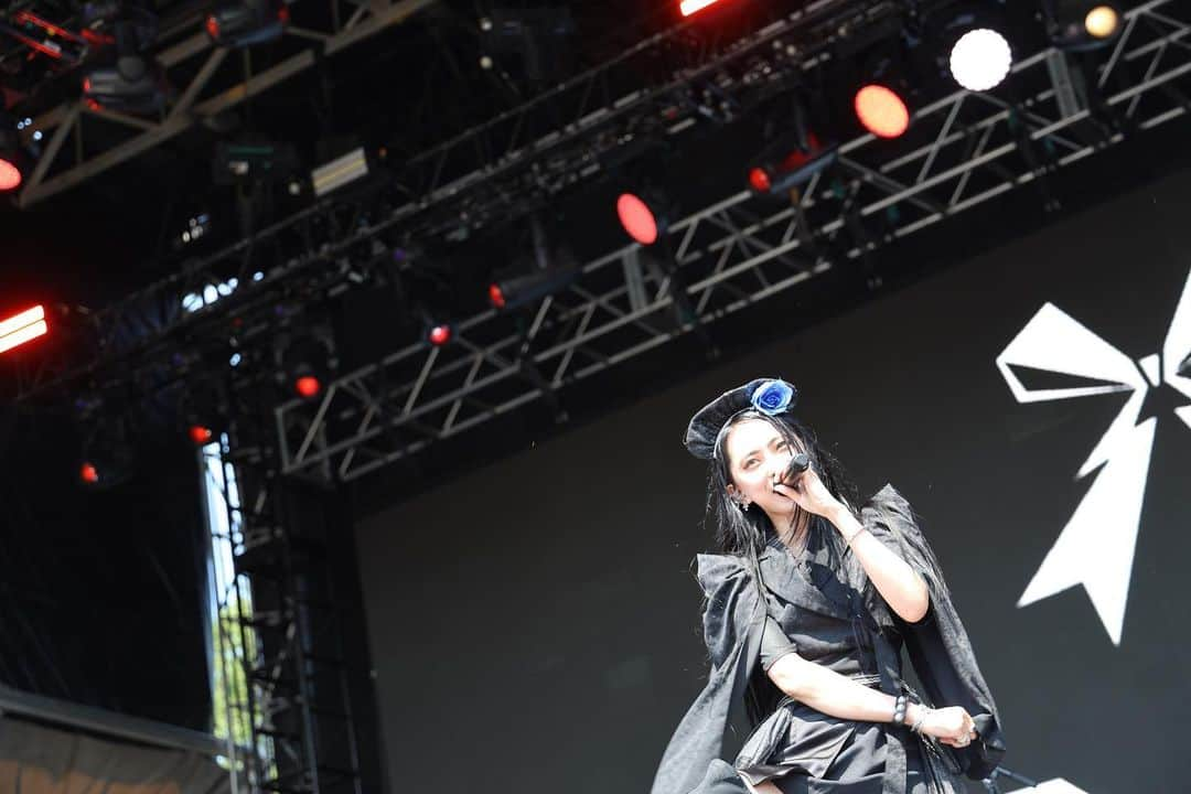 彩姫さんのインスタグラム写真 - (彩姫Instagram)「✐ ⁡ Lollapalooza 2023 in Chicago ⁡ It was a wonderful time! Thank you very much. ⁡ ⁡ 「まさか！」体験をしてきた日でしたねー。 偉大なフェスに出演したこと。オーディエンスのみんなが目の前に居てくれて一緒に音楽を楽しんだこと。その場に居ない人たちまでもが喜び感動してくれたこと。 素晴らしい時間で、とっても幸せだったー。 ⁡ 私自身、味わったことのない緊張に包まれていたよ！ぷるぷるしてた！笑 けど。不思議なもんでステージに立つとへっちゃらでただ歌うことを楽しめたよー。 「うーわ！めっちゃたっのしーい！サイコーかよ」ってなってたー ⁡ 楽しく歌えてること。君たちのおかげだよ！ありがとさん この日も笑顔いっぱいのステージでしたねー ⁡ てか。めっちゃ暑かった！いい経験したよー ⁡ ⁡ #bandmaid #Lollapalooza」8月11日 1時54分 - saiki_bandmaid