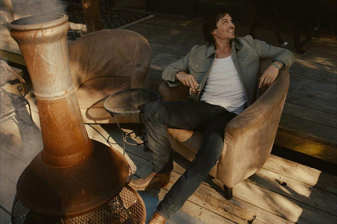 イアン・サマーホルダーさんのインスタグラム写真 - (イアン・サマーホルダーInstagram)「Enjoying every sip of bourbon! #brothersbondbourbon」8月11日 2時00分 - iansomerhalder