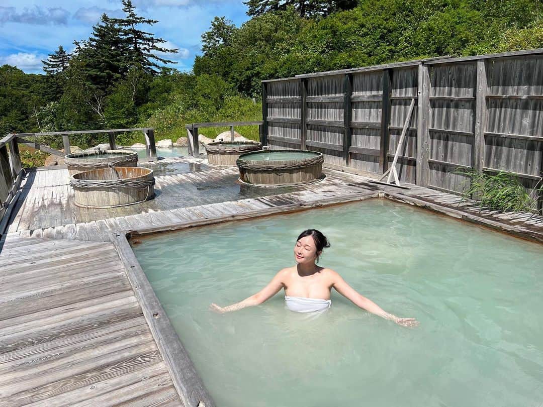 茜さやのインスタグラム：「白濁色にきれいなブルーの温泉♨️  秋田県にある『ふけの湯』さん✨  写真は混浴部分ですが開放的で様々な形の浴槽に入れるのがとても楽しい🙏  女性の露天風呂の景色も含め湯気が黙々と立ち込めていて  温泉が沸いてる！！自然の恵み！！最高！！て感じでテンションが上がります…✨  出た後もお肌がサラサラだしまたいきたい温泉の１つ💕  #ふけの湯　#蒸ノ湯　#蒸ノ湯温泉 #温泉　#秋田県　#秋田　#hotspring #hotsprings #akita #fukenoyu」