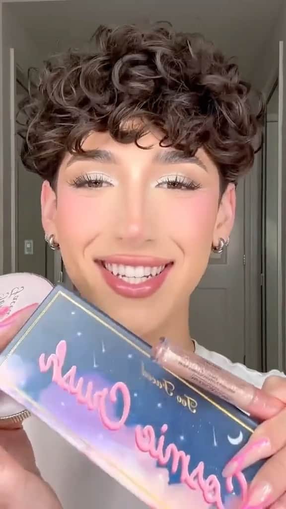 Too Facedのインスタグラム：「@dausmendoza looking fab in this #GRWM using our NEW Cosmic Crush Collection! 💜⭐️🌌 #regram #toofaced #tfcrueltyfree」