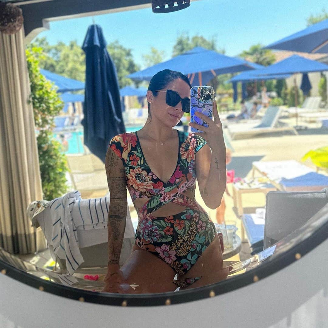 チャチー・ゴンザレスのインスタグラム：「With every cute swimsuit comes a not so cute tan line 😅」