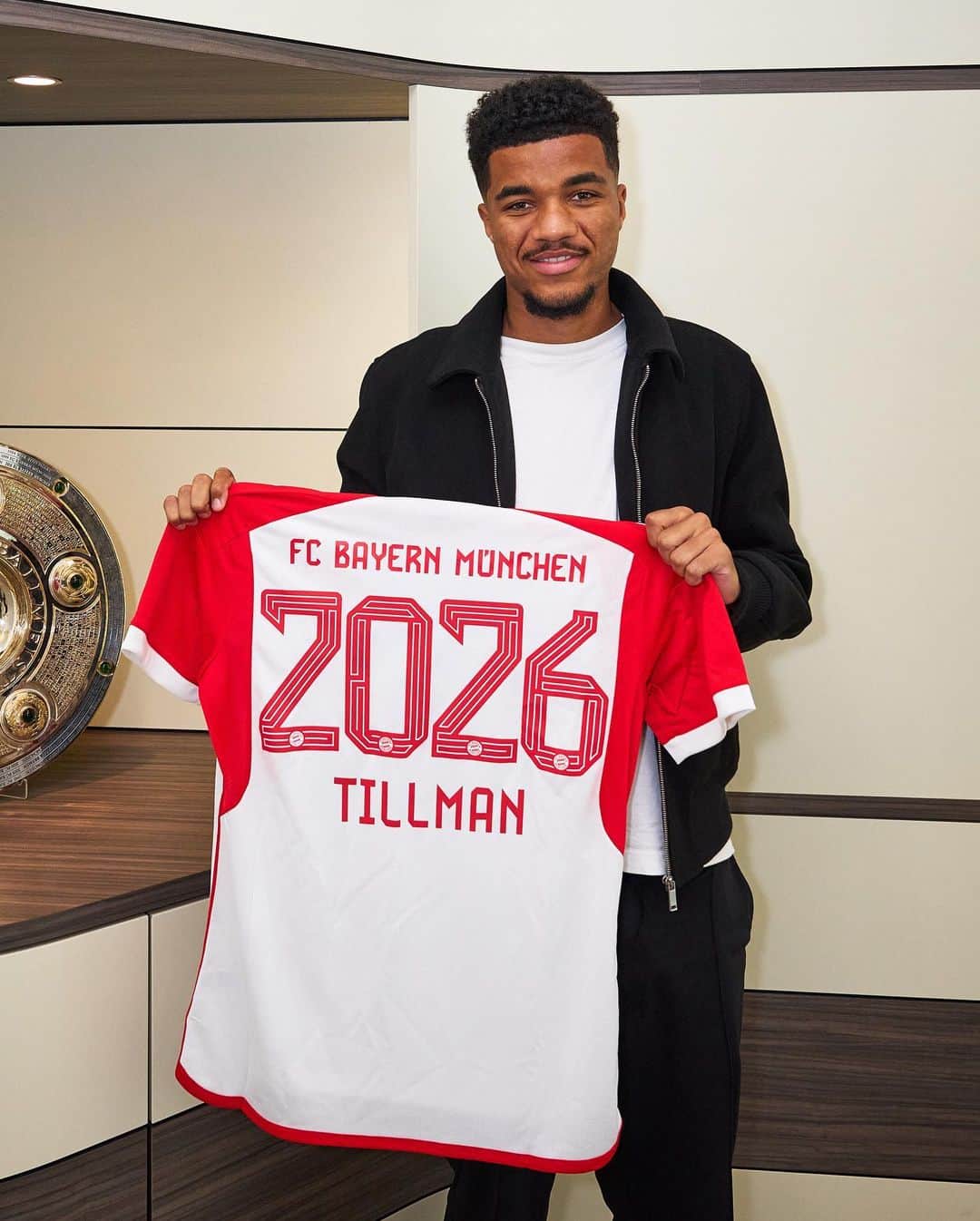 バイエルン・ミュンヘンさんのインスタグラム写真 - (バイエルン・ミュンヘンInstagram)「✍️ @malik.tillman has extended his contract and moved on loan to PSV. 🔄  Good luck in the Eredivisie, Malik! 🙏  #MiaSanMia #FCBayern」8月11日 2時20分 - fcbayern